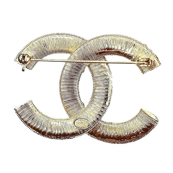 Chanel Gold and Crystal Interlocking CC Brooch Autumn/Pre-Fall 2022 (CCXX025) - Picture 2 of 5